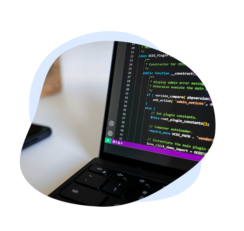 Webdeveloper aan het werk achter de computer