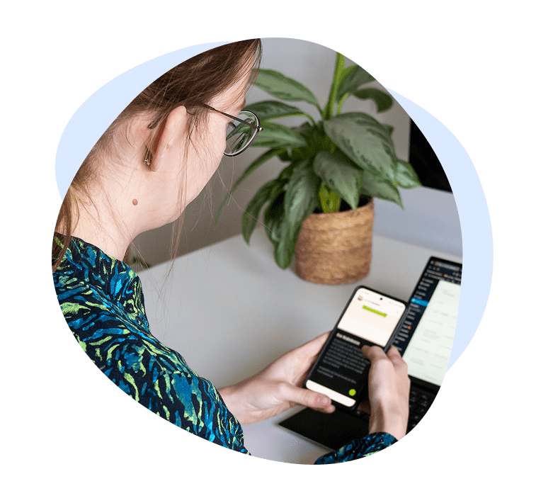 Natascha test een website op de mobiel